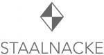 Staalnacke logo i sort på hvit bunn
